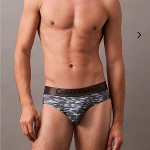 Calvin Klein | Brushed Microfiber Stretch Hip Brief in Downpour Print (Medium)